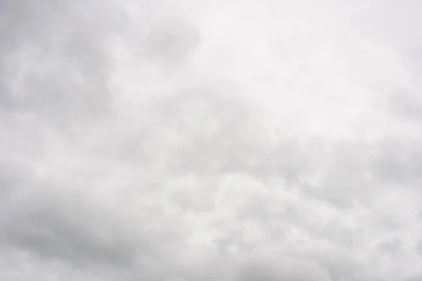 Тучи с облаками тяжелыми — стоковое фото