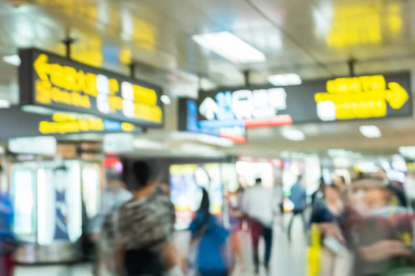 Människor som vandrar i den moderna byggnaden — Stockfoto