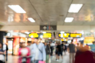 modern binada yürüyen insanlar