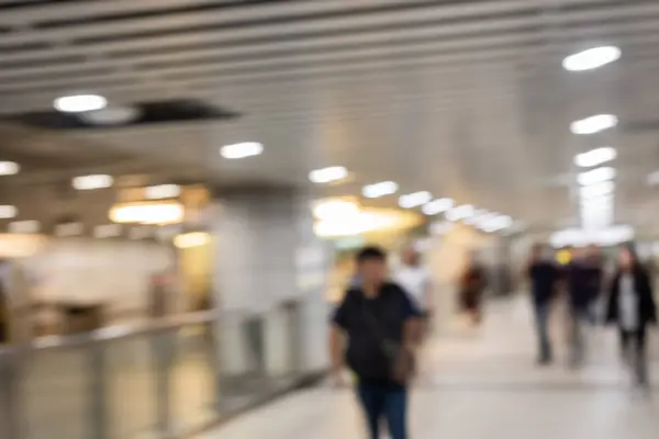 Gente caminando en el edificio moderno — Foto de Stock