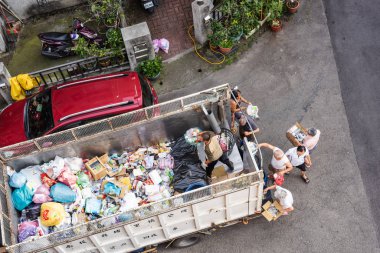 Beyaz geri dönüşüm kamyon bir sma içinde geri dönüşümlü malzemeler toplar