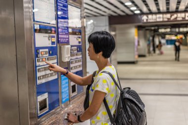 Tren istasyonunda bilet makinesi satın kadın