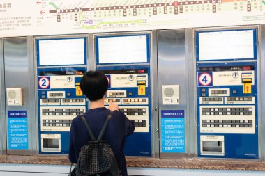 Tren istasyonunda bilet makinesi satın kadın