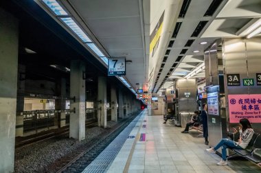 Metro platformunda demiryolu ve koltuklar ile Tren İstasyonu