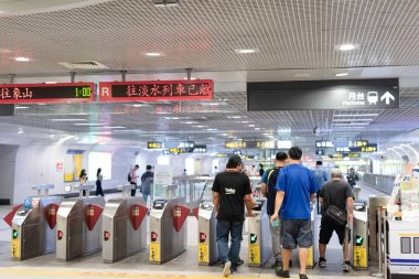Taipei insanlarla MRT Metro İstasyonu