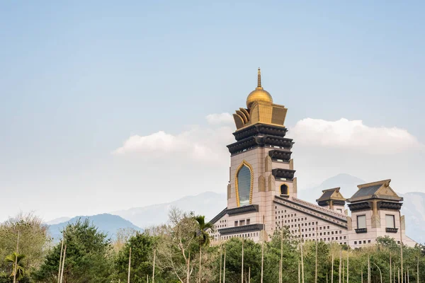 Moderner Tempel des berühmten Chung Tai Chan-Klosters in Puli — Stockfoto