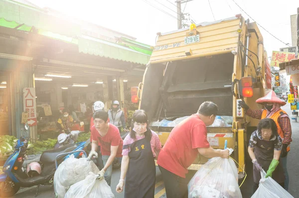 伝統的な馬のゴミを収集するための黄色のごみ収集車 — ストック写真