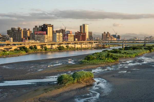 Paisaje urbano de la ciudad de Taipei con el río al atardecer —  Fotos de Stock