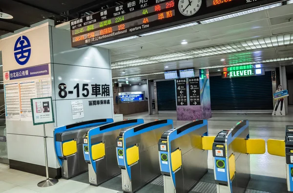 Pasajero caminar a través de la puerta en la estación de tren — Foto de Stock