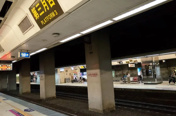 Train station with rail and seats at underground platform — Stock Photo, Image