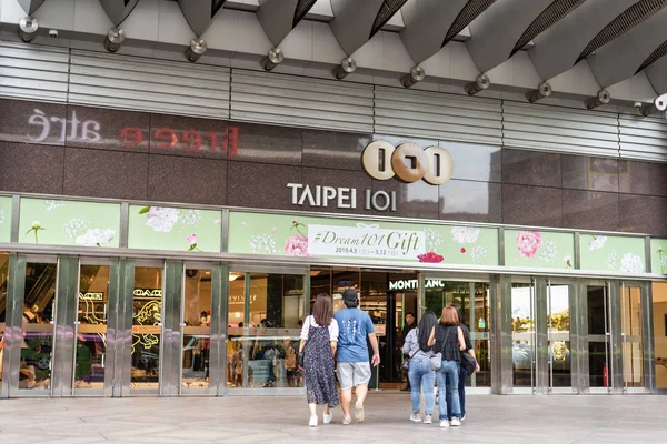 Turista viajando em Taipei centro da praça — Fotografia de Stock