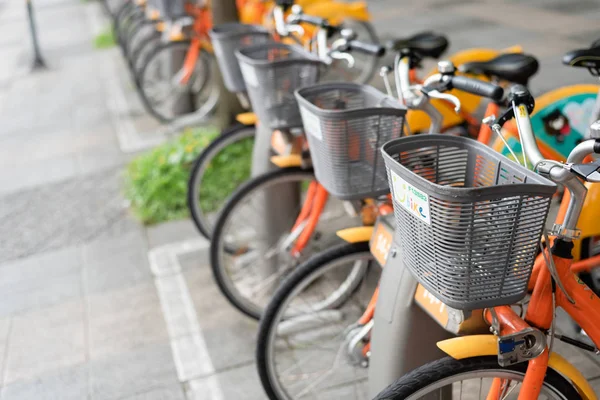 Ряд велосипедов под названием Ubike, система совместного использования велосипедов — стоковое фото