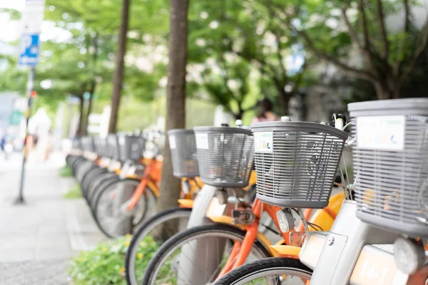 Ряд велосипедов под названием Ubike, система совместного использования велосипедов — стоковое фото