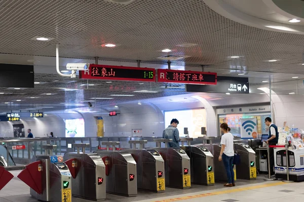 Станция метро MRT с людьми в Тайбэе — стоковое фото