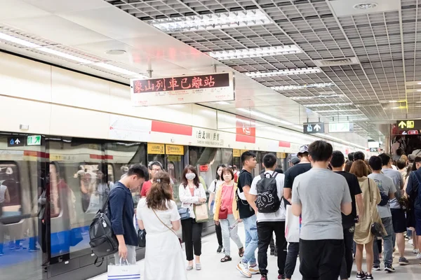 Estação de metrô MRT com pessoas em Taipei — Fotografia de Stock