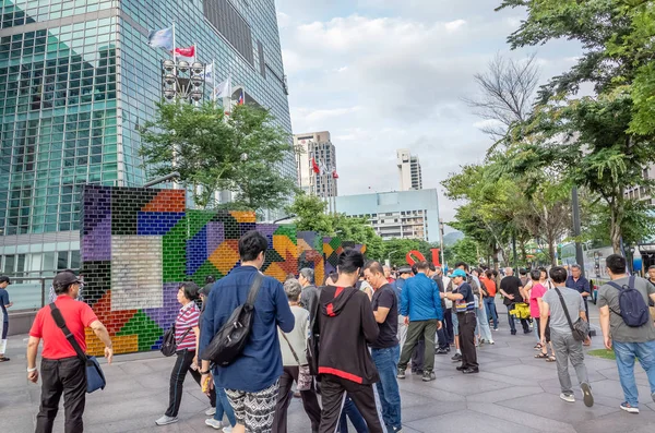 Турист, путешествующий по центральной площади Тайбэя — стоковое фото