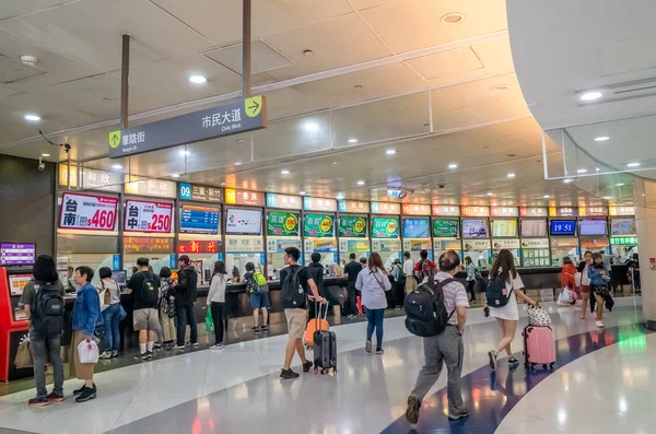 Mensen kopen kaartjes in Taipei Long Distance bus terminal bij Taipe — Stockfoto