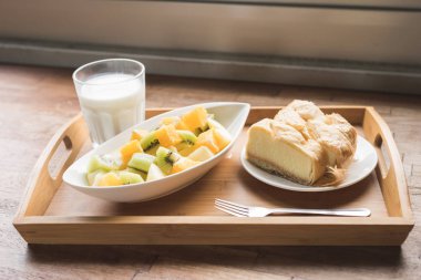 meyve ve kek ile kahvaltı