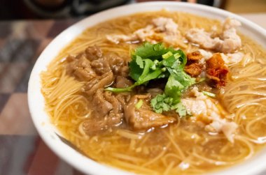 domuz eti bağırsak ile ince erişte