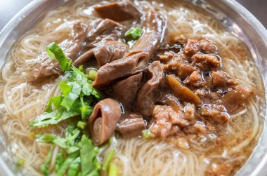 domuz eti bağırsak ile ince erişte