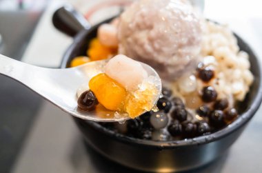 renkli tatlı ile tıraş buz yeme