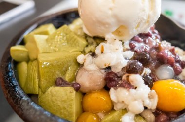 renkli tatlı ile tıraş buz yeme