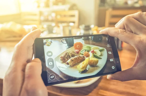 Tirar foto no café da manhã — Fotografia de Stock