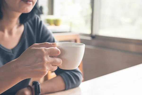 Mulher segurar uma xícara de um café — Fotografia de Stock