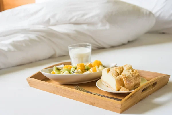 Frühstück mit Obst und Kuchen — Stockfoto