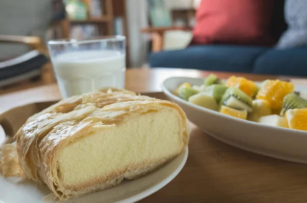 Café da manhã com frutas e bolo — Fotografia de Stock