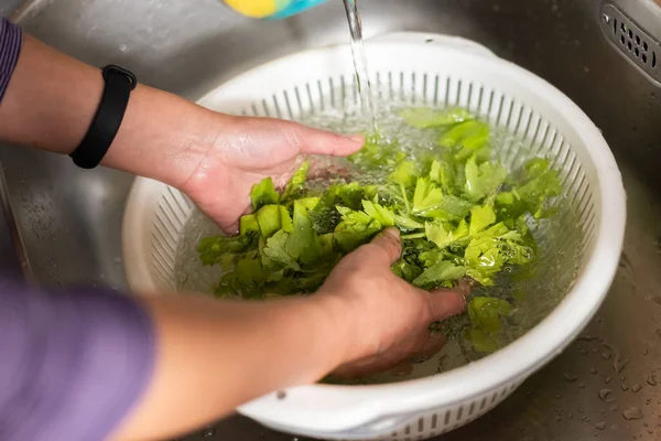 Vrouw wassen groenten — Stockfoto