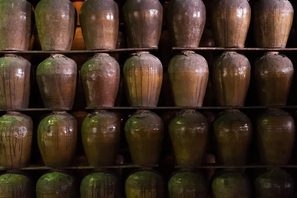 Filas de bebidas alcohólicas fermentadas — Foto de Stock