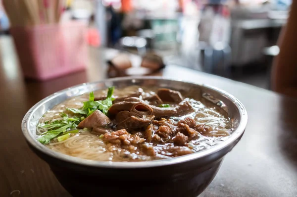 豚の大腸と細麺 — ストック写真