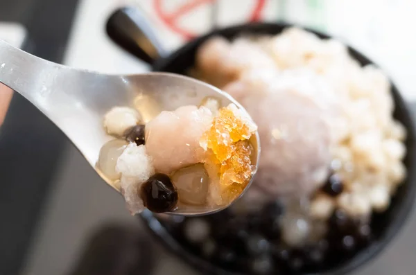 Essen rasiertes Eis mit buntem Dessert — Stockfoto