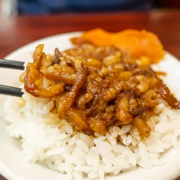 Lanches de carne de porco refogada chinesa em arroz — Fotografia de Stock