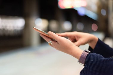 tren istasyonunda cep telefonu kullanma