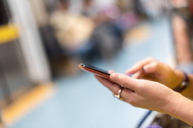 Mrt vagonunda akıllı telefon kullanma