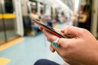 Mrt vagonunda akıllı telefon kullanma