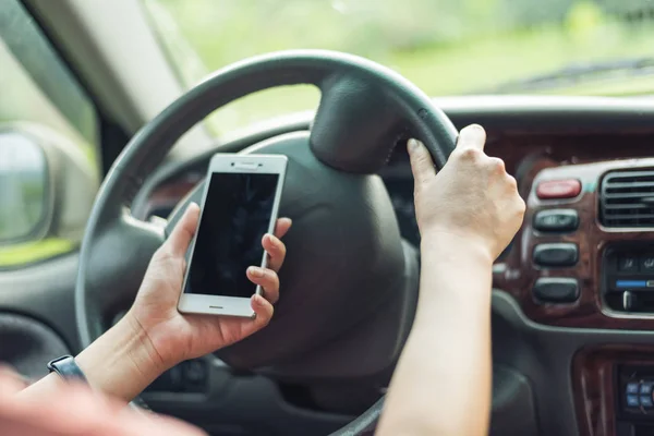 Women driver with a cell phone — Stock Photo, Image