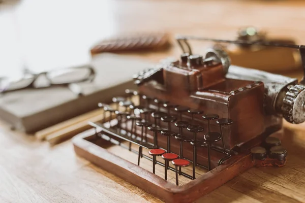 Máquina de escribir y libros en una mesa en casa — Foto de Stock