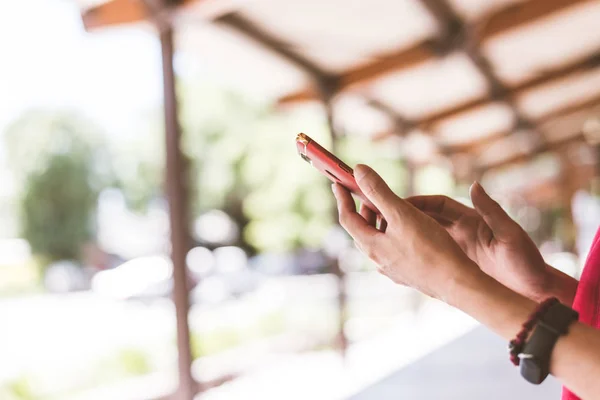 Mujer usando un teléfono celular — Foto de Stock