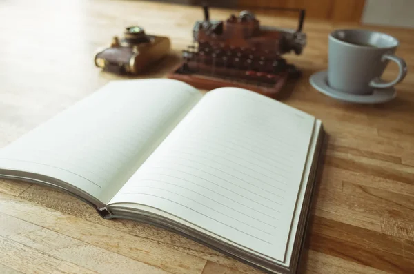 Cuaderno con máquina de escribir — Foto de Stock