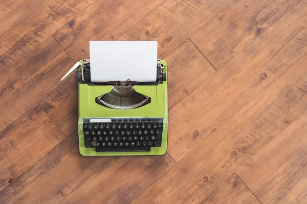 Máquina de escribir vintage en la mesa — Foto de Stock