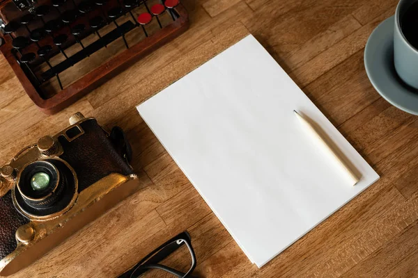 Libro blanco sobre la mesa — Foto de Stock