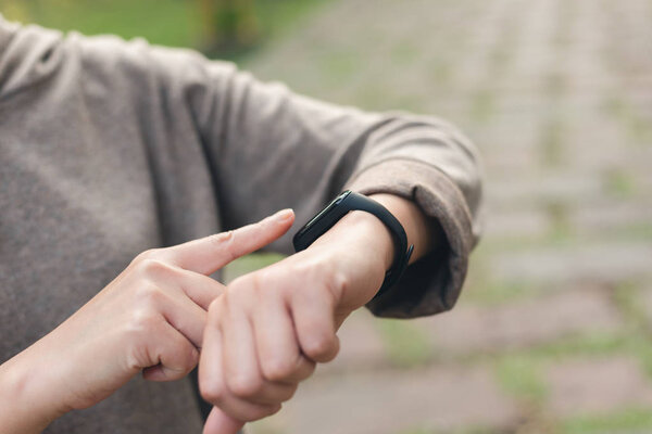 Женщина с умными часами
