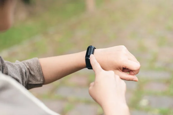 Mujer usando reloj inteligente — Foto de Stock