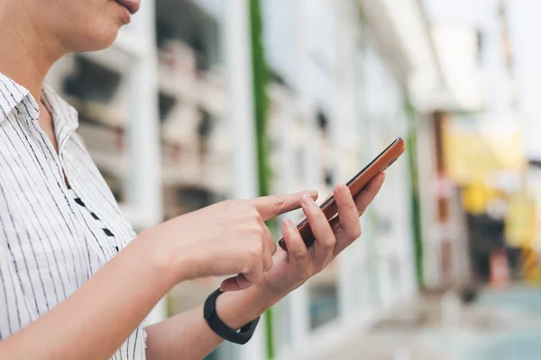 Mulher usando smartphone — Fotografia de Stock