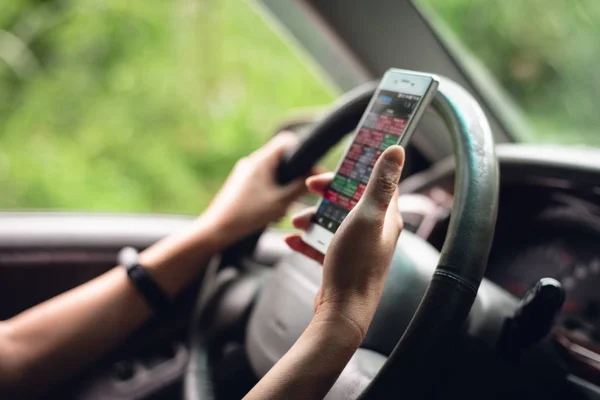 Kvinna som använder smartphone i en bil — Stockfoto