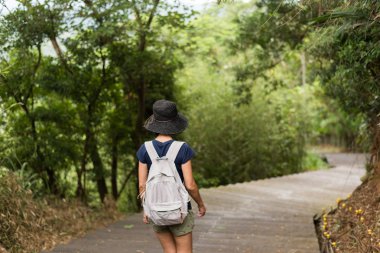 Asyalı kadın Hiking