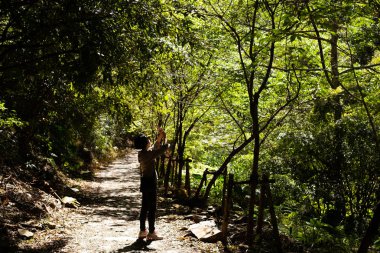 kadın açık bir resim çekmek